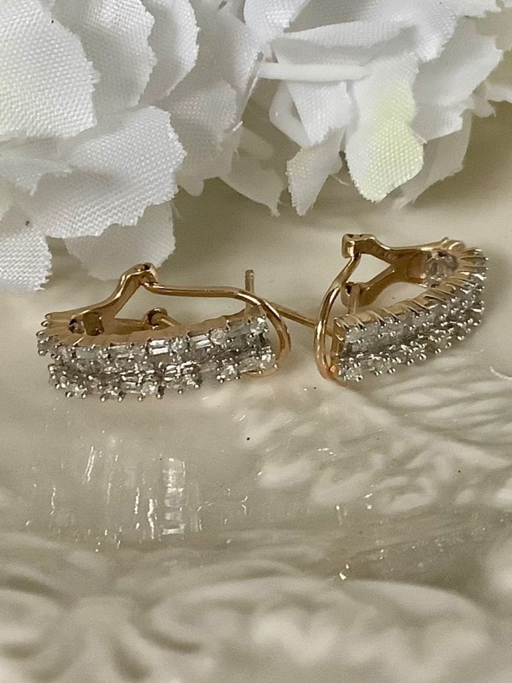 Beautiful 10k Gold Diamond Earrings Omega Clasp (poor quality diamonds)